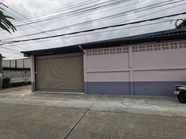 ให้เช่าโกดังสร้างใหม่ ขนาดพื้นที่ใช้สอย 220 ตรม มีสำนักงานออฟฟิต ย่าน นาคนิวาส วังหิน โชคชัย 4