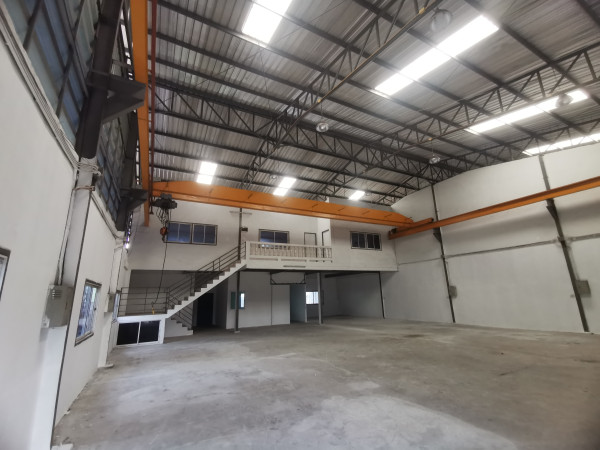 ให้เช่าโกดัง-โรงงาน ขนาด 300 ตรม มีสำนักงานออฟฟิต 2 ห้อง พร้อมเครน 3 ตัน บ้านบึง ชลบุรี 