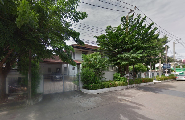ให้เช่าบ้านหรูหลังใหญ่ 2 ชั้น 2 หลังติดกัน บนที่ดินขนาด 2 งาน มีความเป็นส่วนตัวมาก มีห้องนอนทั้งหมด 6 ห้อง เหมาะอยู่อาศัยแบบครอบครัวใหญ่ ซอยสงบ เดินทางสะดวกย่านถนนศรีนครินทร์ ใกล้สถานี BTS