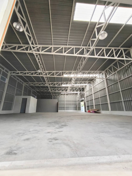 โกดังให้เช่า โรงงานให้เช่า ขนาดพื้นที่คอนกรีตรวมประมาณ 650 ตรม. โกดัง 288 ตารางเมตร  ย่านถนน กรุงเทพกรีฑา 